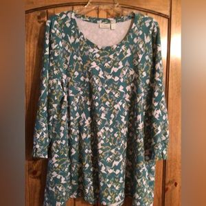 Logo abstract top size XL with 3/4 sleeves.